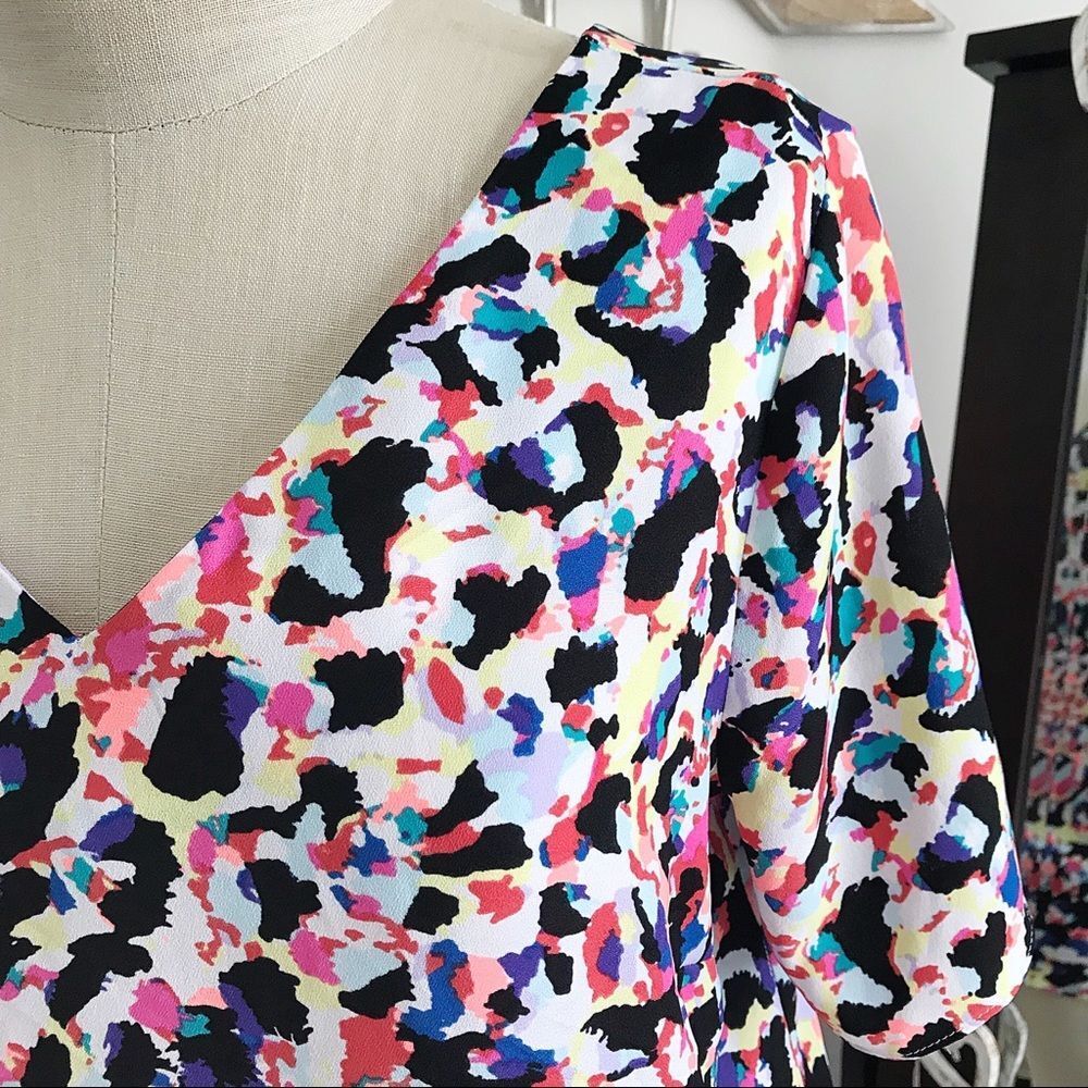 ⭐️Multi Color Animal Print Top⭐️ - Picture 2 of 4